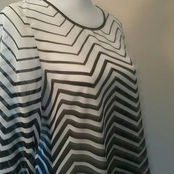 🆕BCX Chevron Hi-Low Hem Sheer Black & White Top - Picture 5 of 6